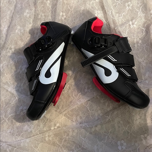 Peloton Black and Red Athletic Shoes for Peloton cycling. - Picture 5 of 8